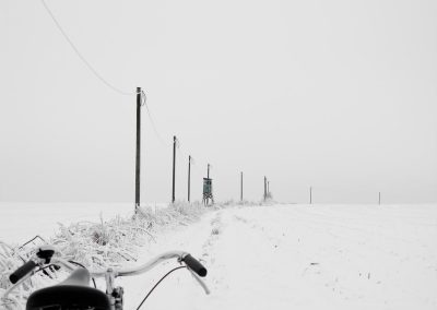 Das Bahnwärterhaus: Der Radweg im Winter